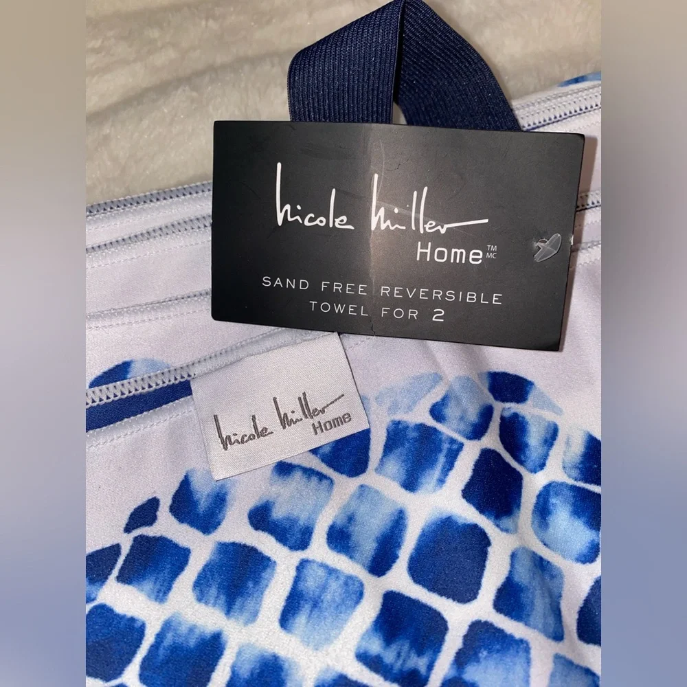 NWT Nicole Miller Home Sand Free Reversible Towel for 2, Pineapple Stripes